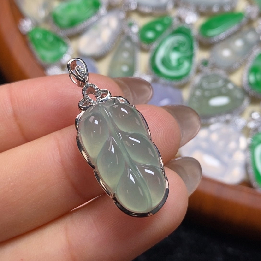 翡翠吊坠(赠链)18K金镶嵌