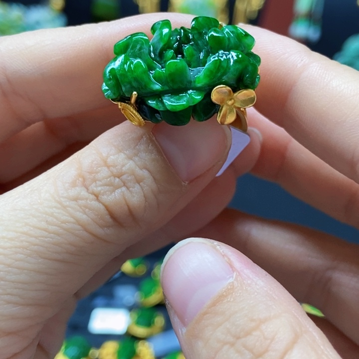 翡翠未镶嵌颈饰戒指