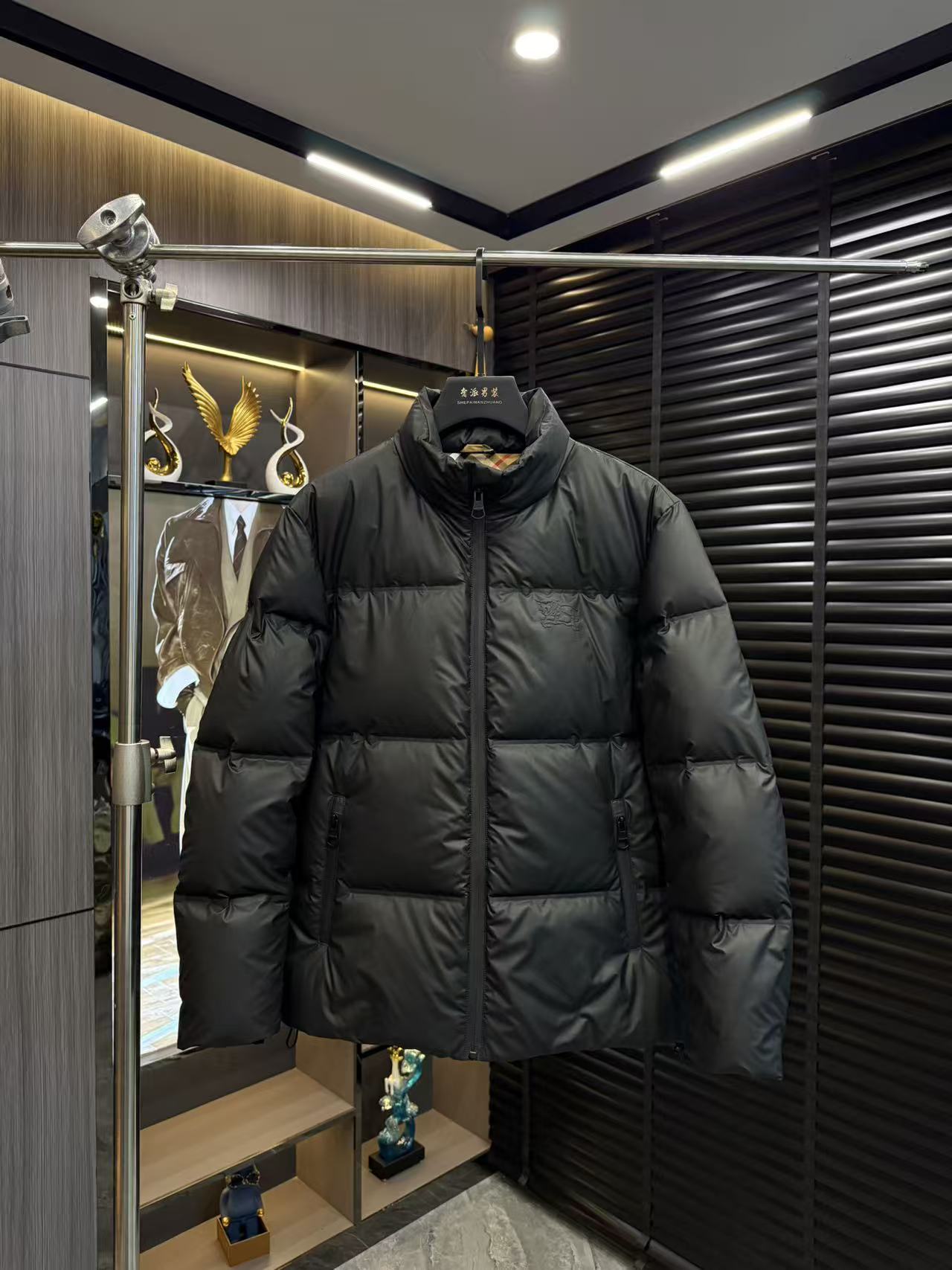 B＋外穿保暖拉链刺绣立领免烫冬季羽绒服时尚白鸭绒短款商务羽绒服