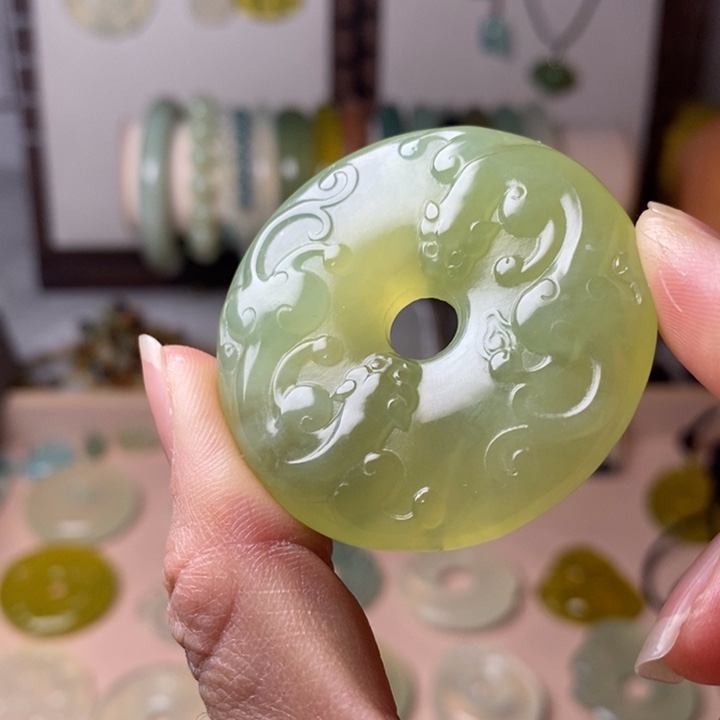 蛇纹石玉颈饰未镶嵌