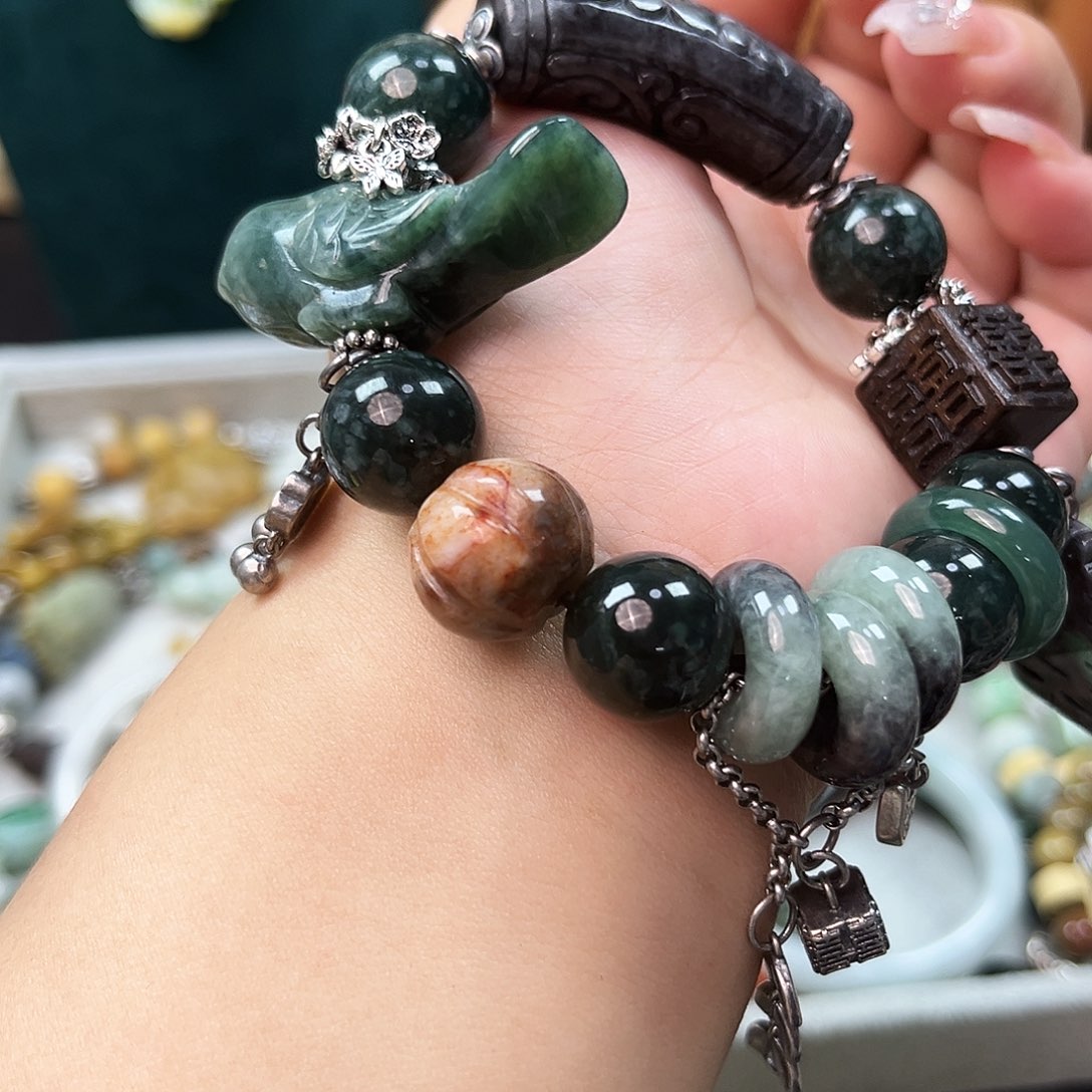 未镶嵌手链翡翠黑****?