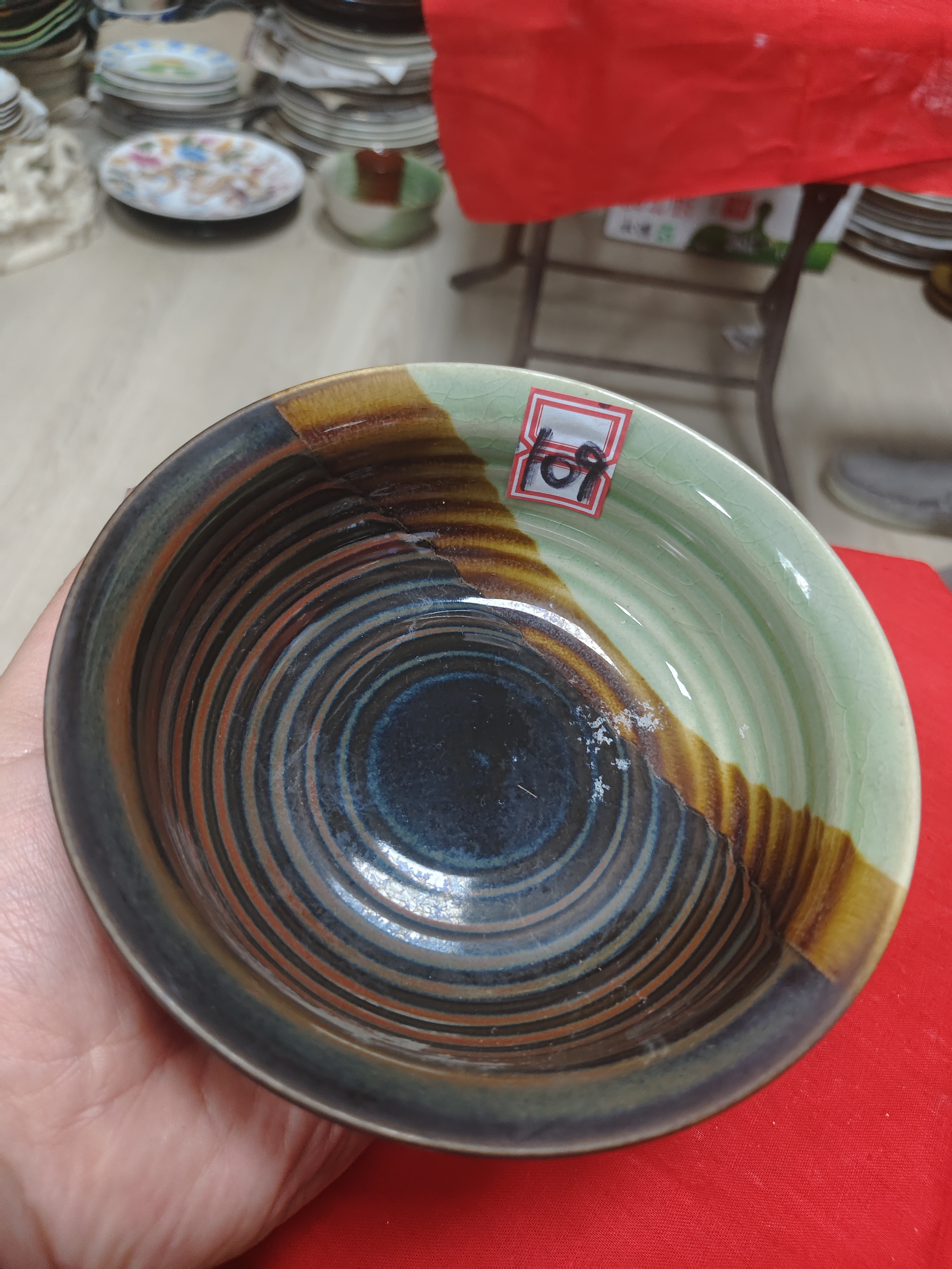 瓷片五厂三色碗一个，轻微有瑕