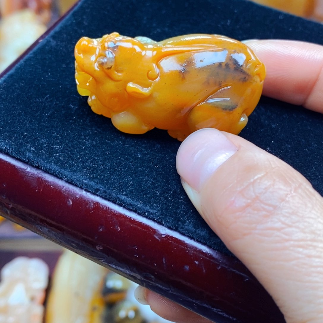 石英质玉（黄龙玉）未镶嵌颈饰