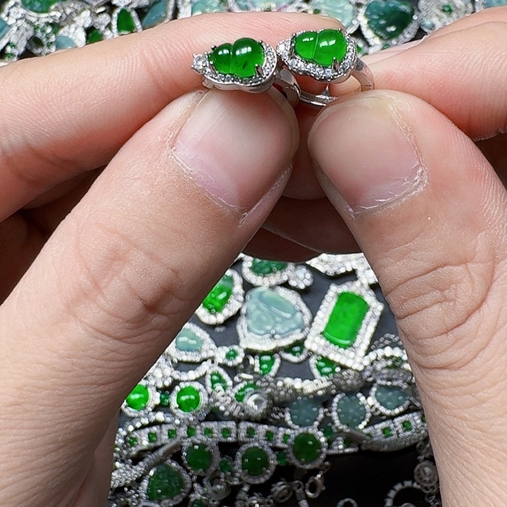 翡翠颈饰未镶嵌天然A货翡翠放漏