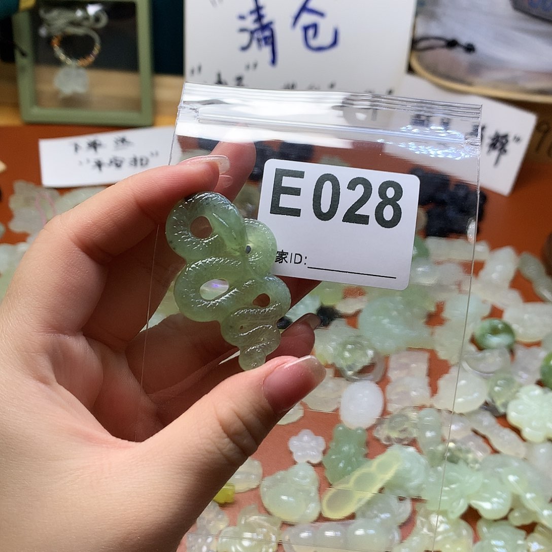 蛇纹石玉颈饰合金