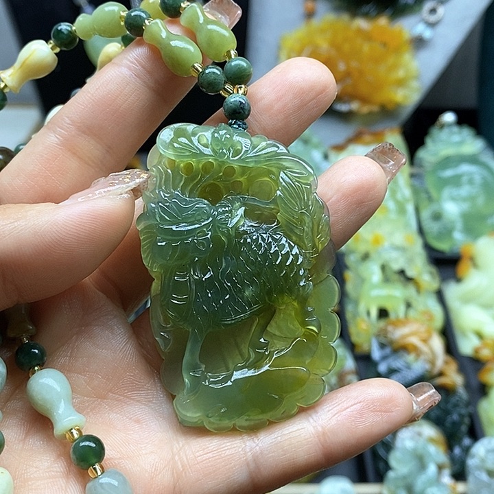 蛇纹石玉挂件未镶嵌