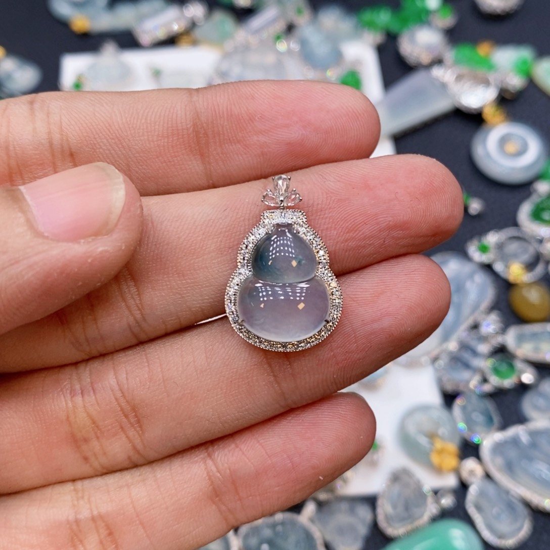 我***的翡翠18K金镶嵌颈饰葫芦