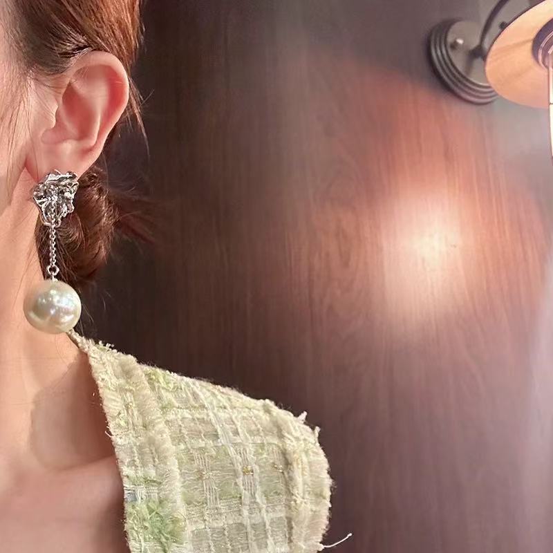 铜合金仿珍珠耳饰 气质高级感金属珍珠流苏耳钉法式复古独特耳环