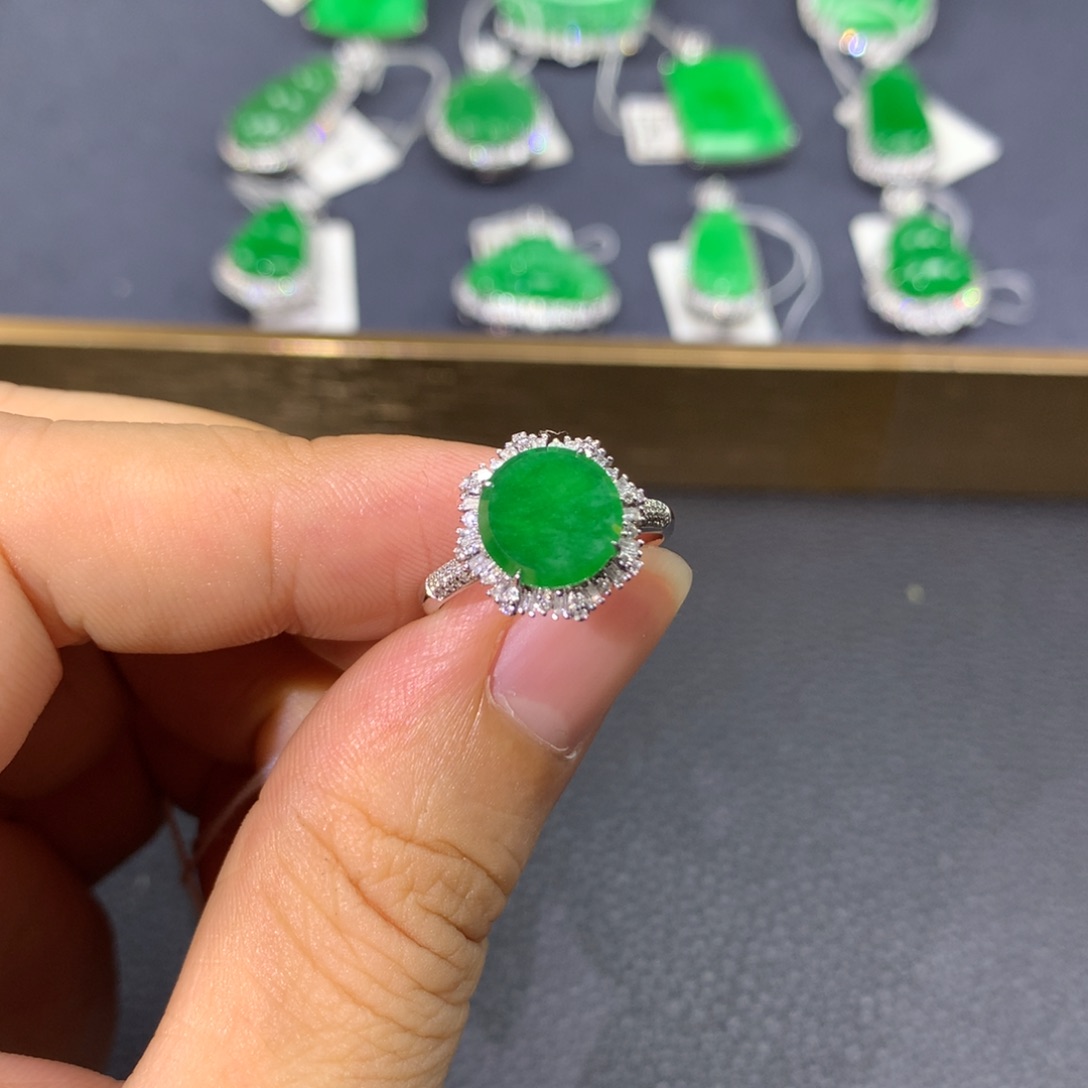 翡翠戒指18K金镶嵌岁**檀翡翠