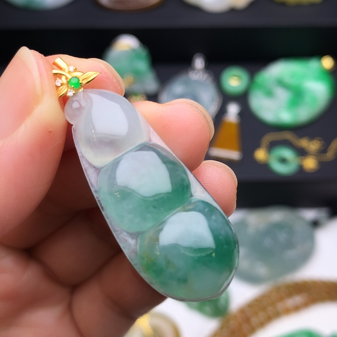 翡翠18K金镶嵌颈饰福豆