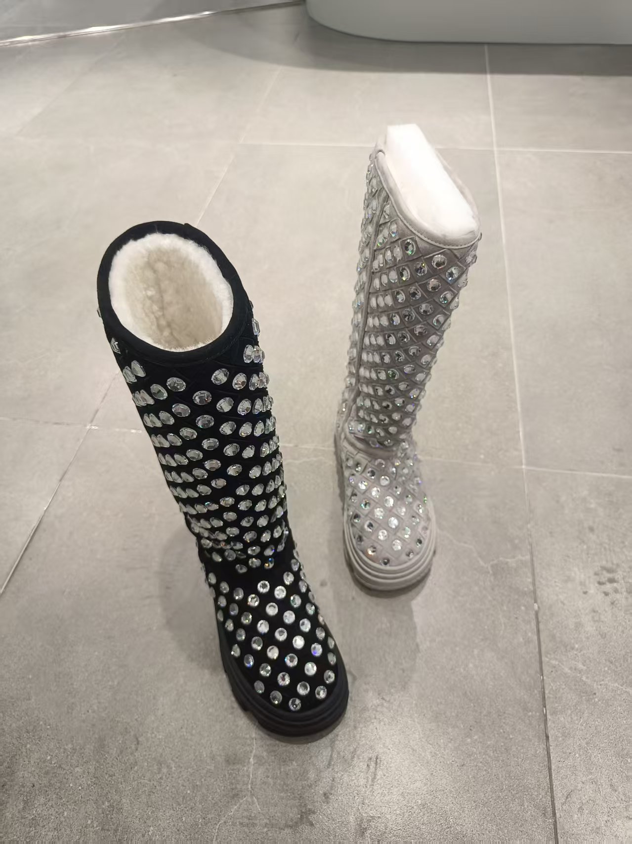 2025年品牌女鞋冬季新款时尚高靴保暖加绒时尚雪地靴圆头厚底满钻