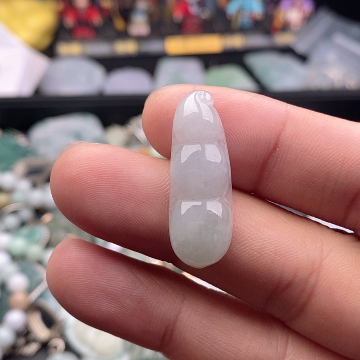 翡翠吊坠(不含链)未镶嵌西****?