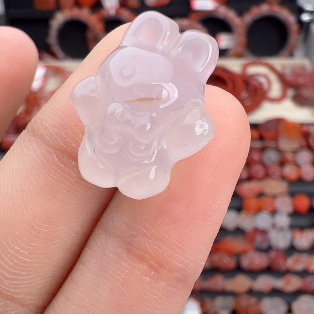 南红玛瑙未镶嵌颈饰卡通兔