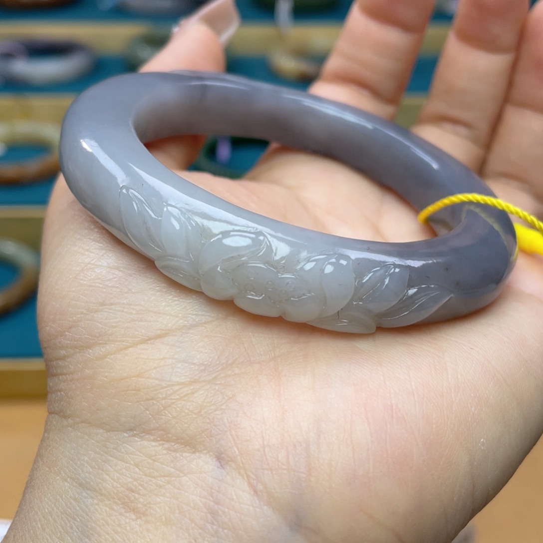 和田玉手镯57+圈口。编号4未镶嵌