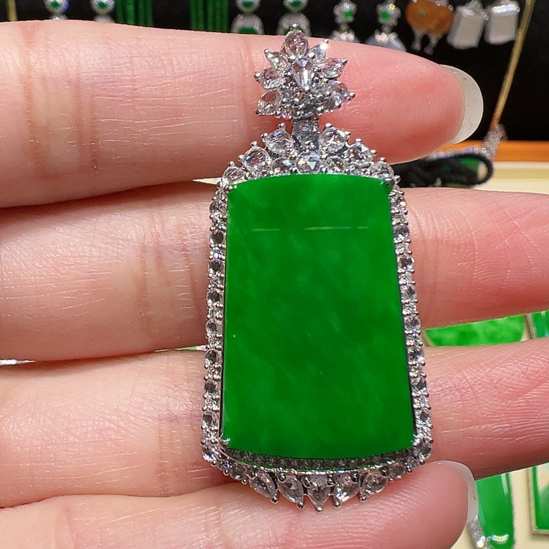 翡翠颈饰18K金镶嵌吊坠