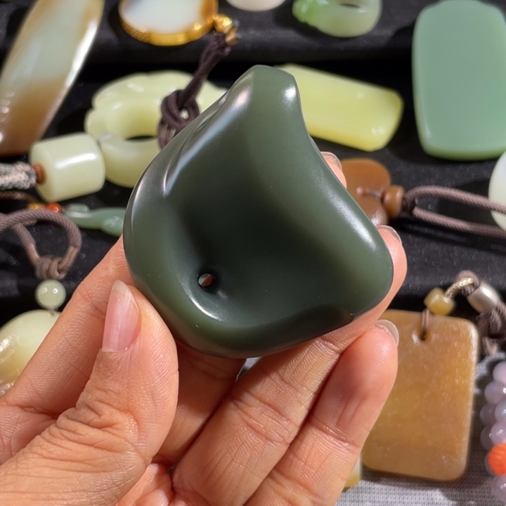 和田玉颈饰未镶嵌荒**雨