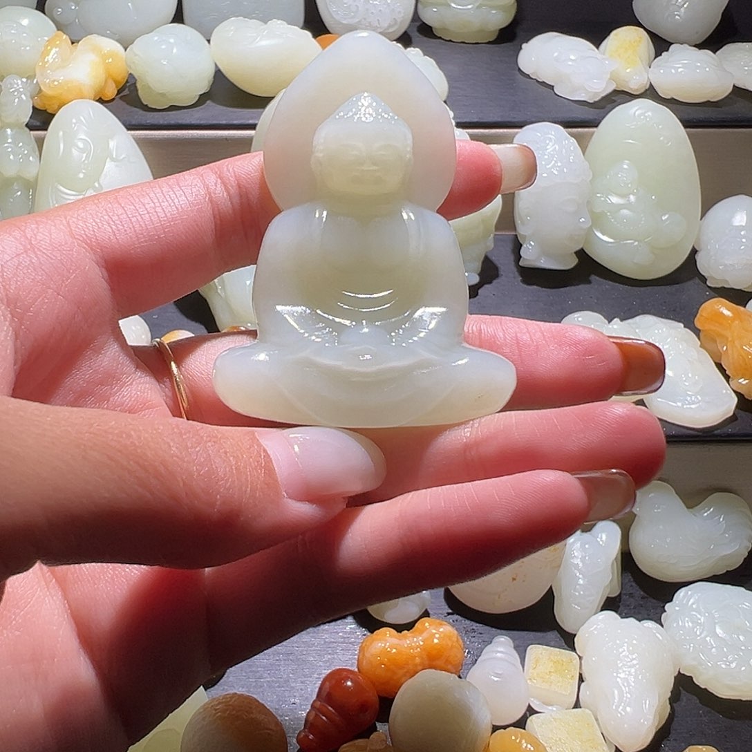 陶***丢和田玉未镶嵌颈饰