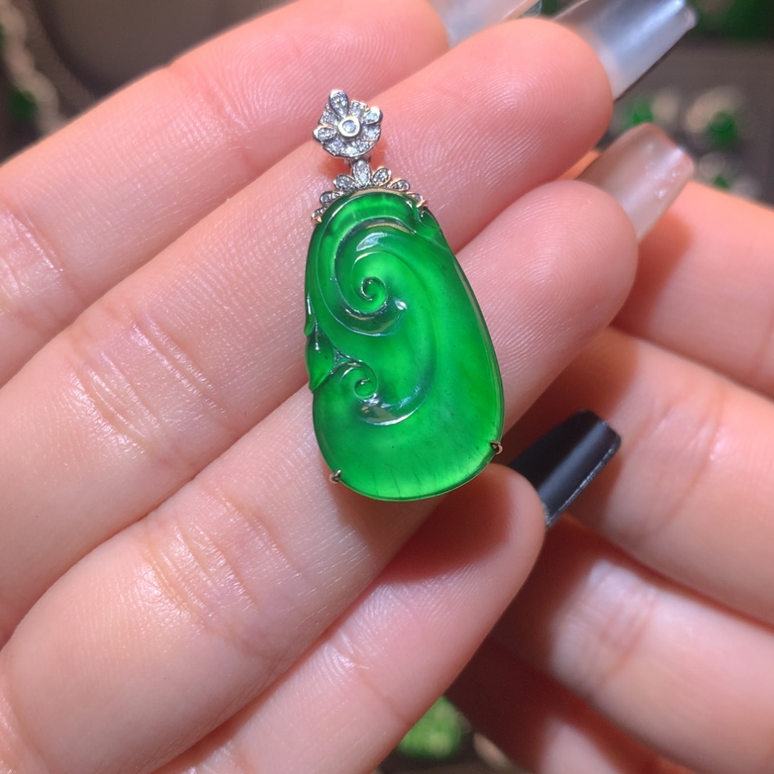 翡翠颈饰18K金镶嵌如意