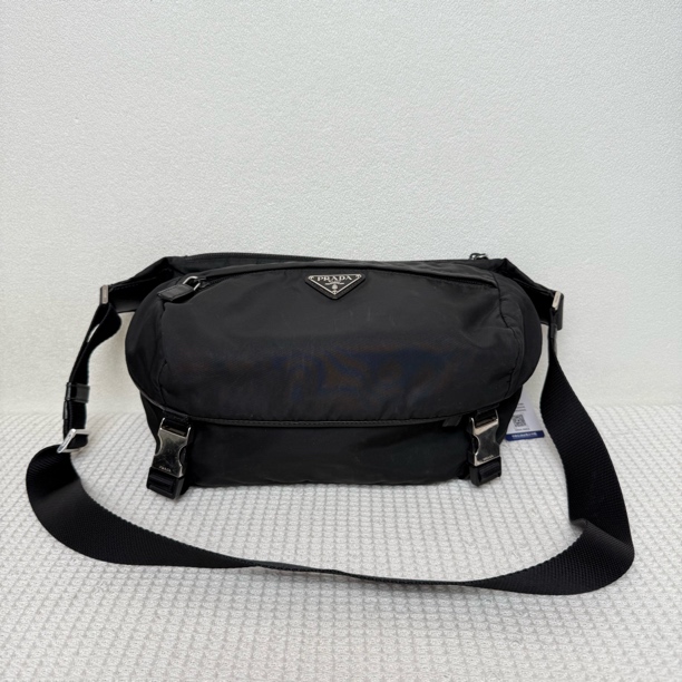 95新 Prada/普拉达 6372/男士休闲时尚百搭黑色尼龙胸包