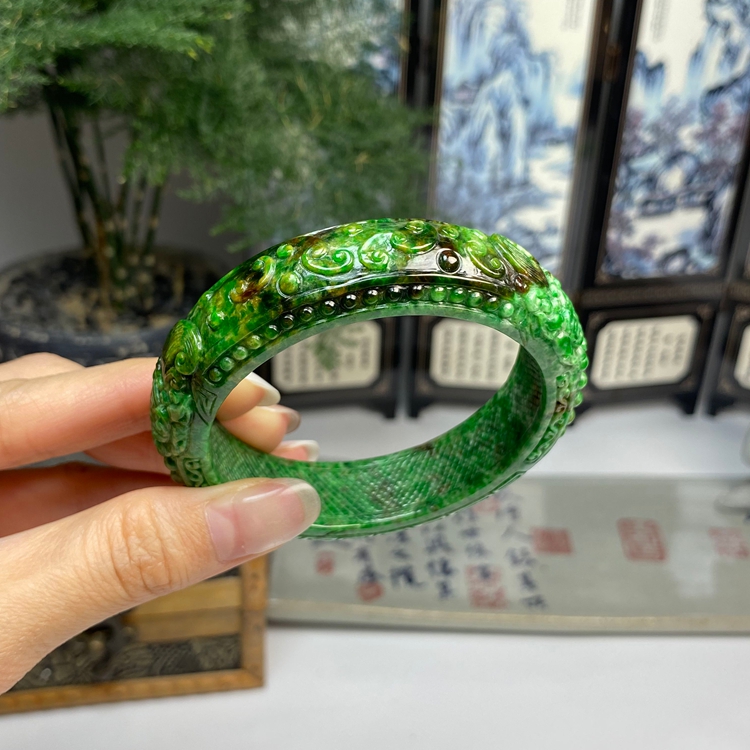56.5老料黄加绿三彩满色稻谷纹如意瑞兽雕花 天然翡翠A货手镯