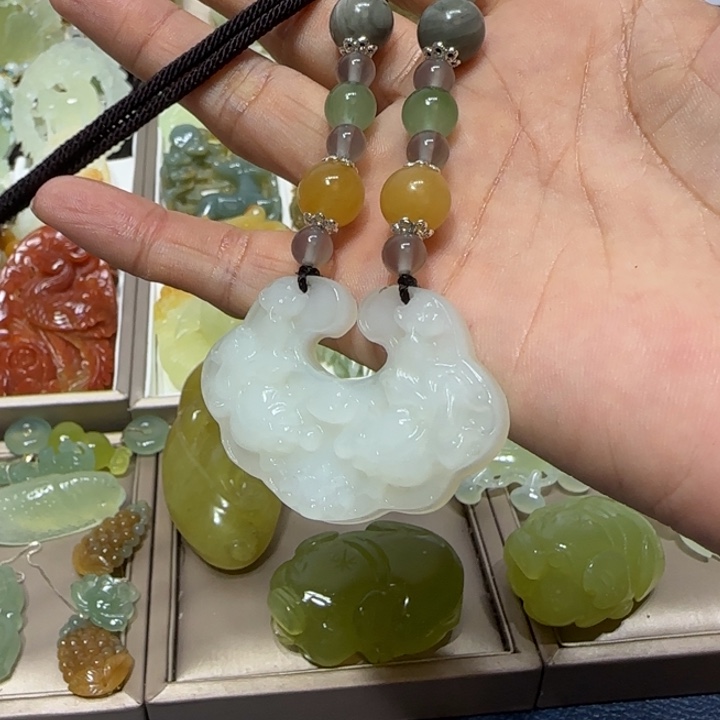 蛇纹石玉吊坠未镶嵌