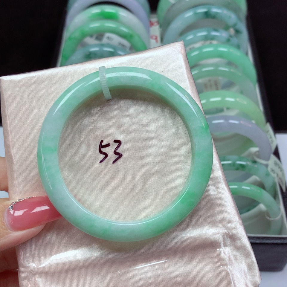 【闪购商品】翡翠手镯未镶嵌狮***白底青