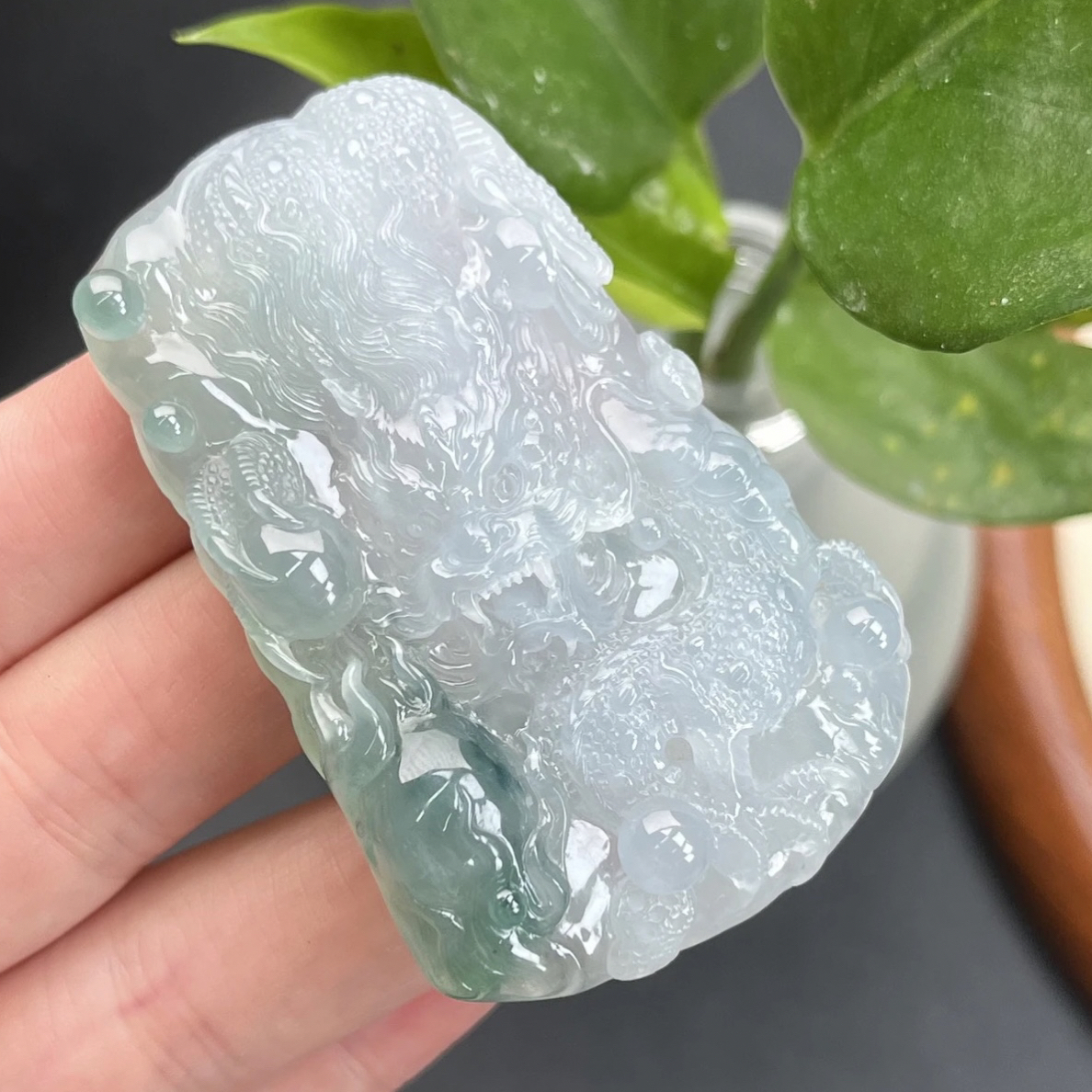 A货冰种飘绿龙牌挂件精雕玉石