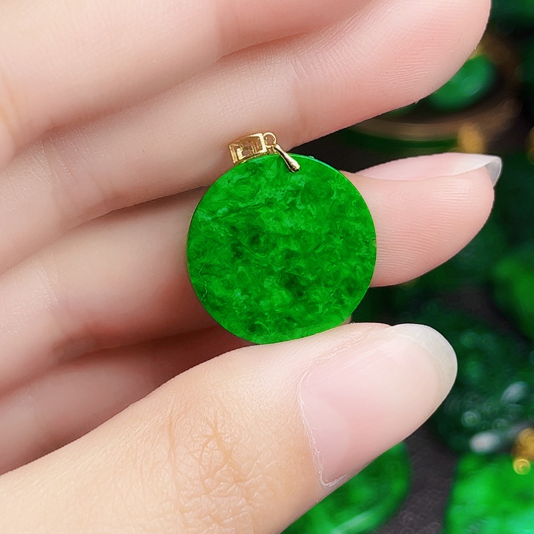 颈饰18K金镶嵌翡翠多样性