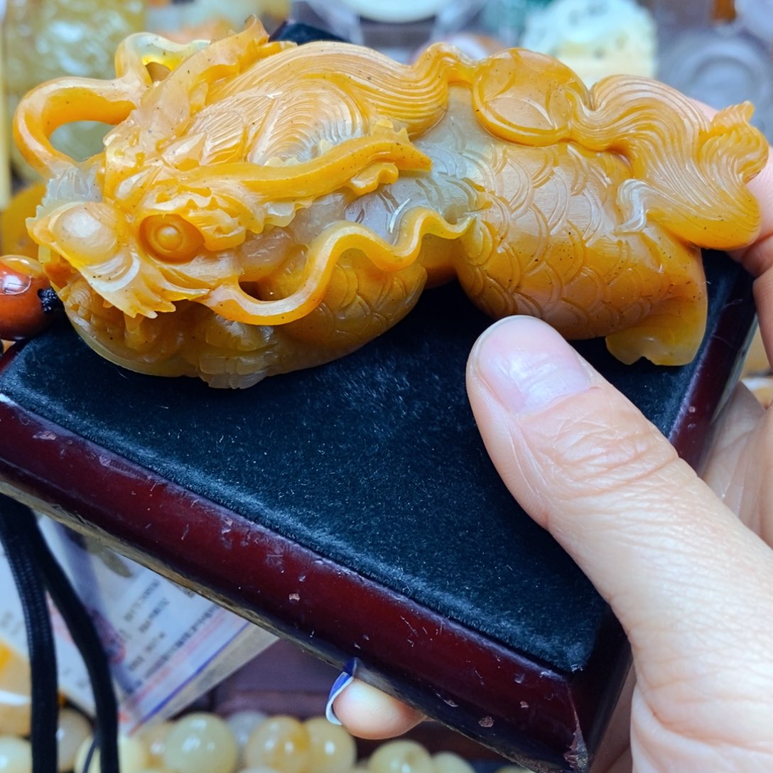 石英质玉（黄龙玉）未镶嵌颈饰