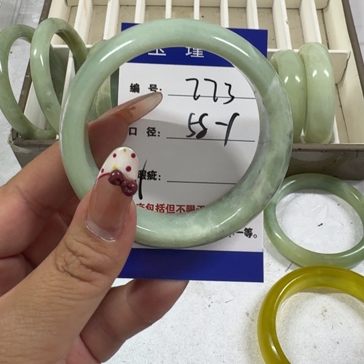 蛇纹石玉未镶嵌手镯