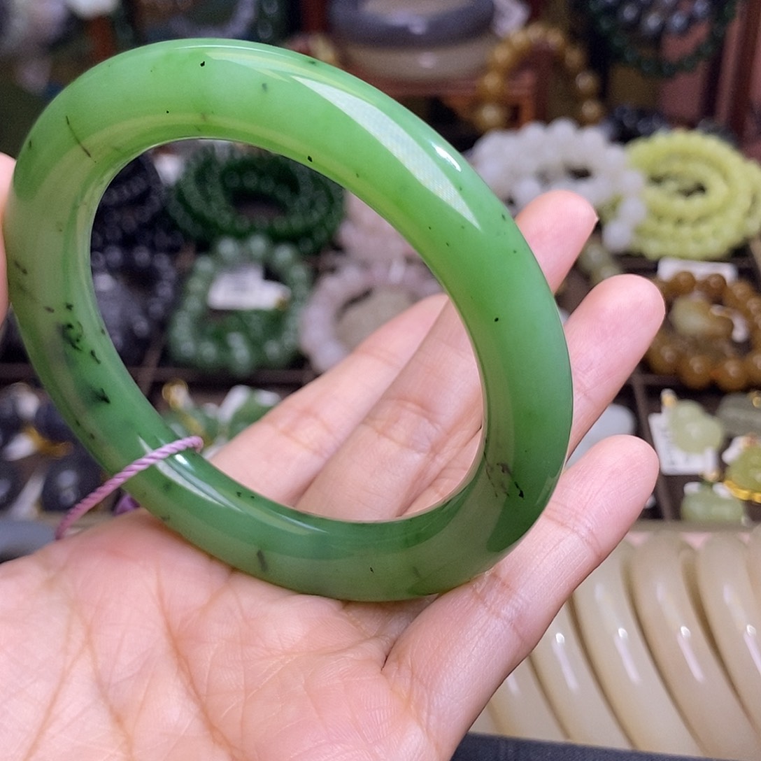 扬***店和田玉未镶嵌颈饰55 乌兰海苹果绿胖圆条手镯天花板
