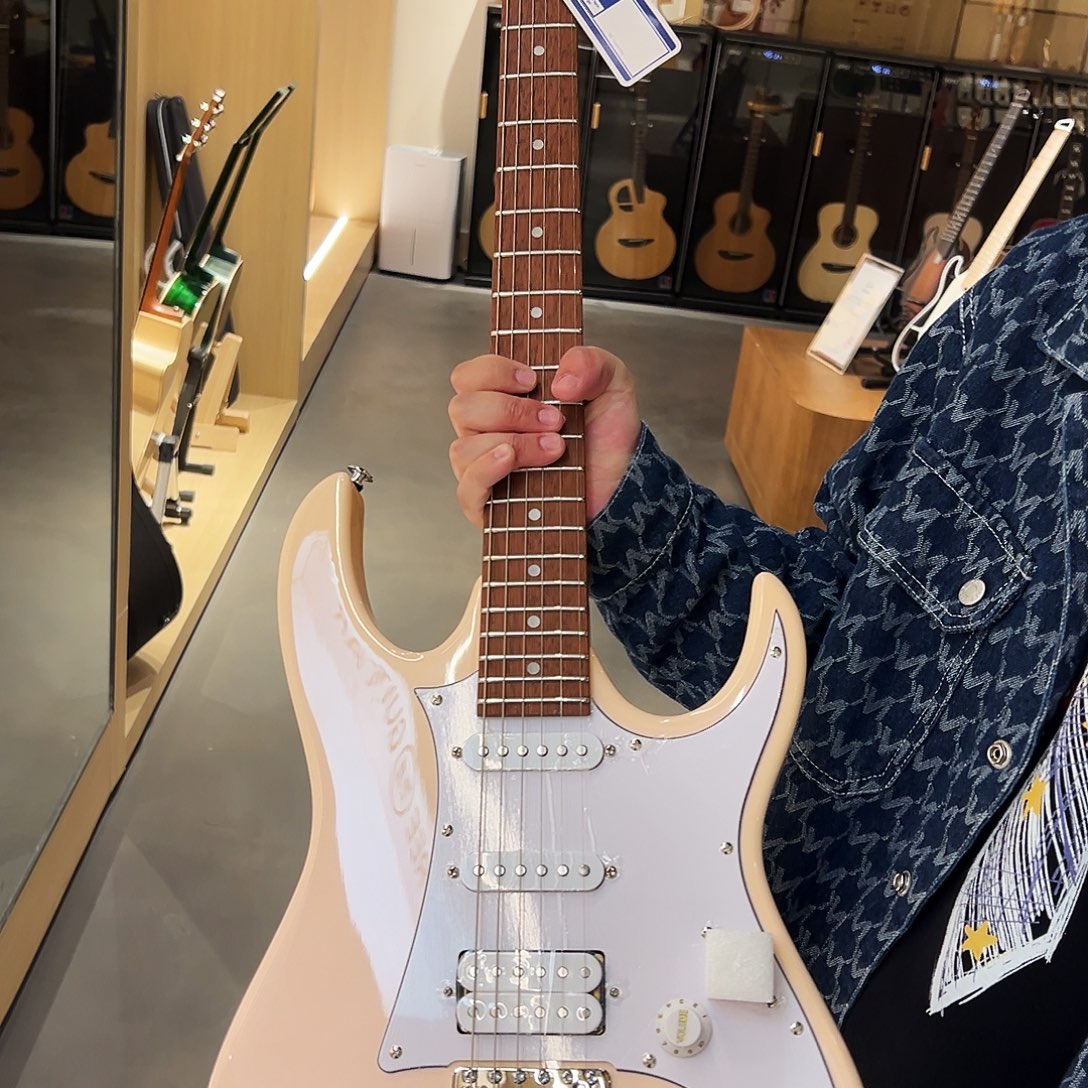 伊般娜点吉他粉色