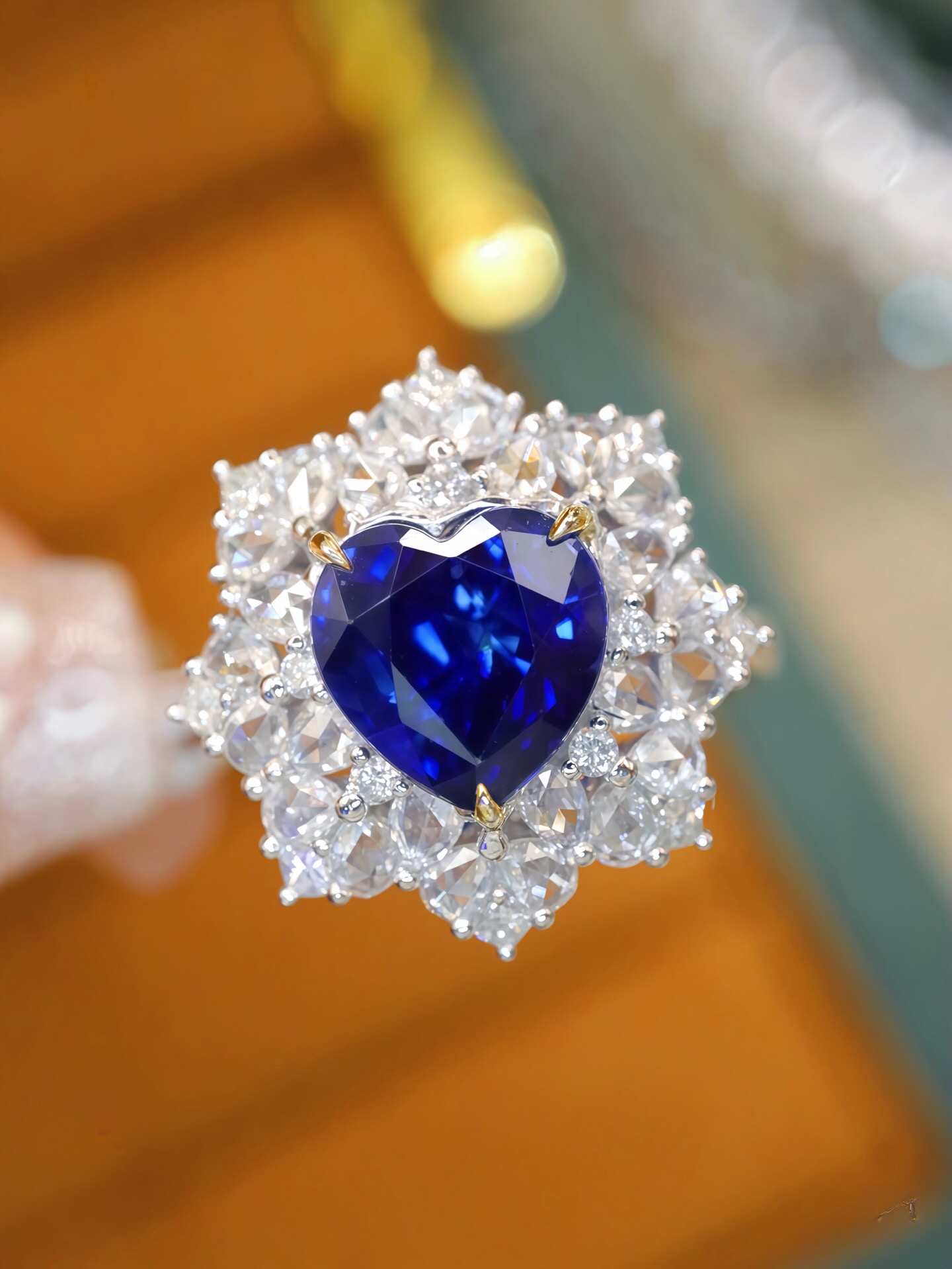 18K金皇家蓝蓝宝石戒指 石重 2.64ct！总重4.24g！钻石0.79ct/37颗！
