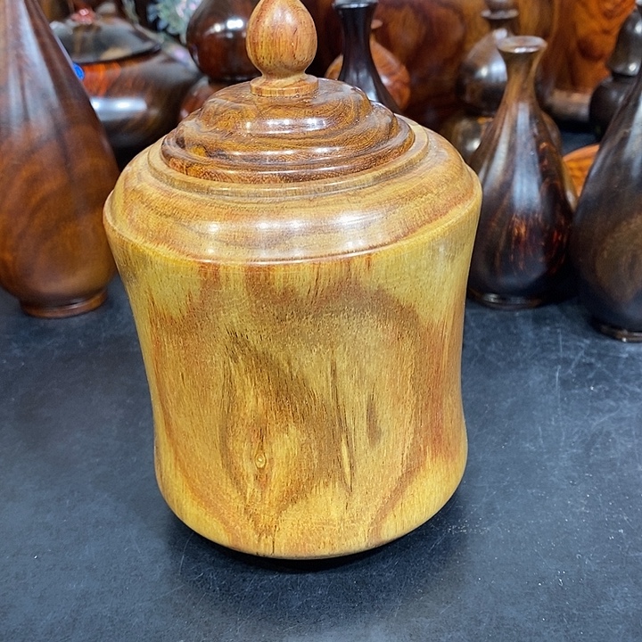 用***8黄花梨茶叶罐一个的