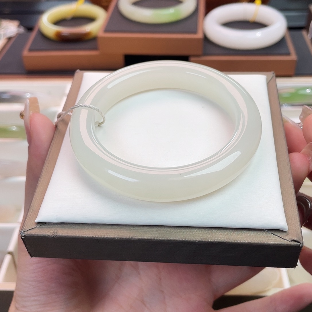 和田玉未镶嵌手镯荔枝白 毕业