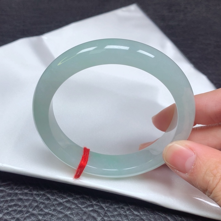 翡翠手镯未镶嵌。