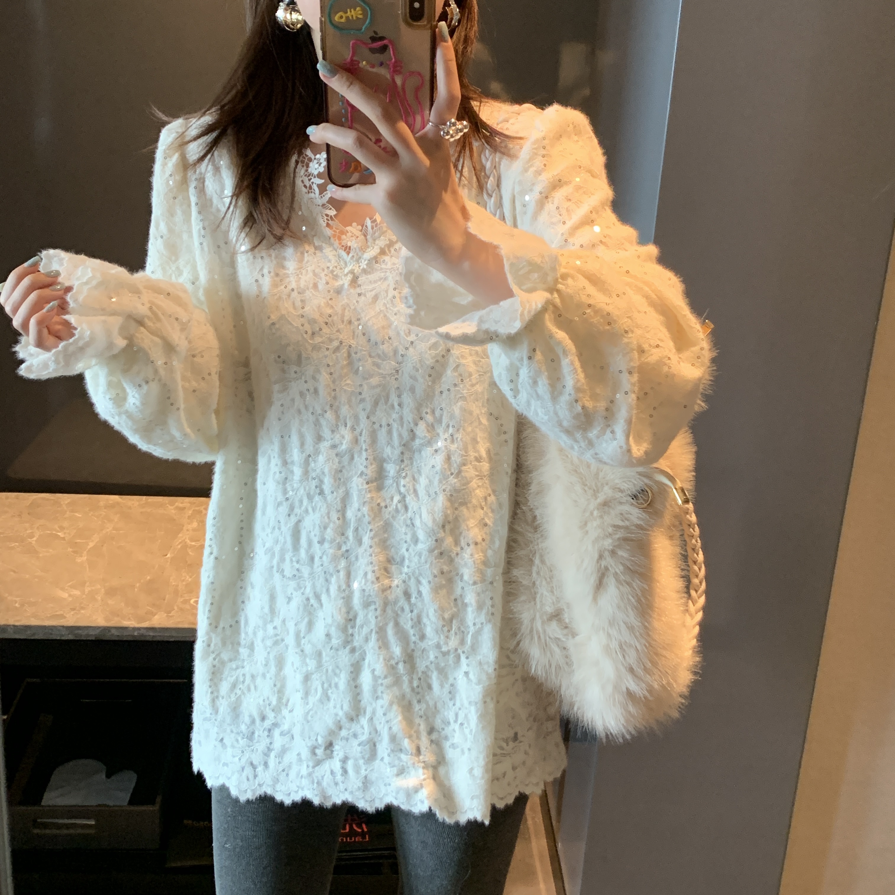 2025新款气质减龄V领亮片刺绣蕾丝衫甜美微喇袖百搭打底上衣