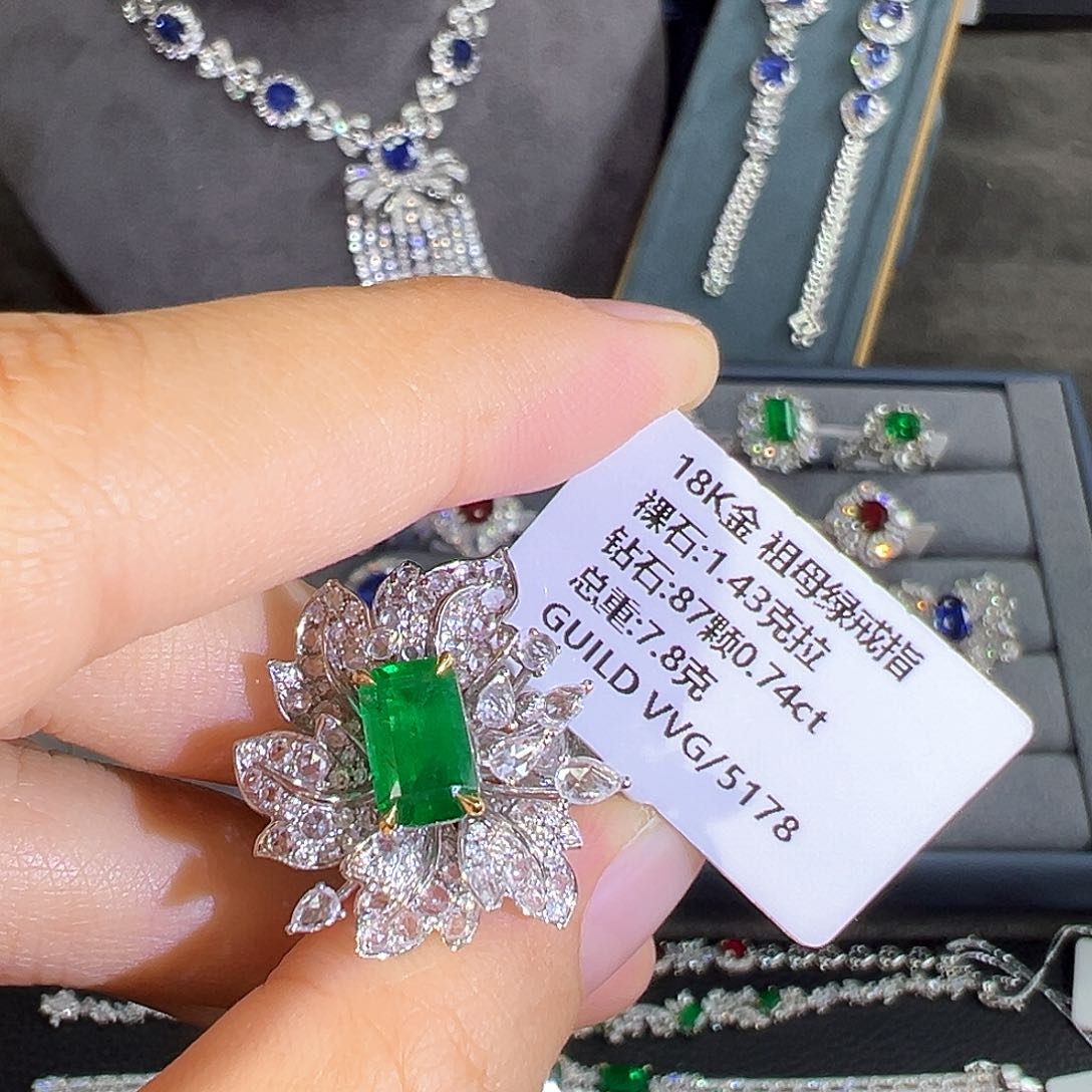 祖母绿戒指18K金镶嵌