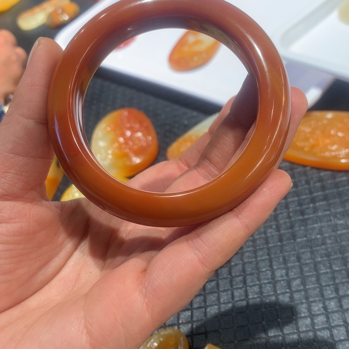石英质玉（黄龙玉）未镶嵌颈饰