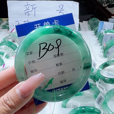 石英质玉未镶嵌颈饰一个