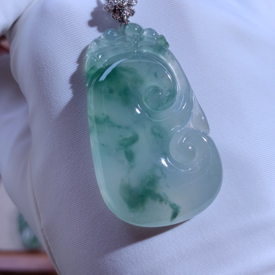 翡翠颈饰18K金镶嵌如意