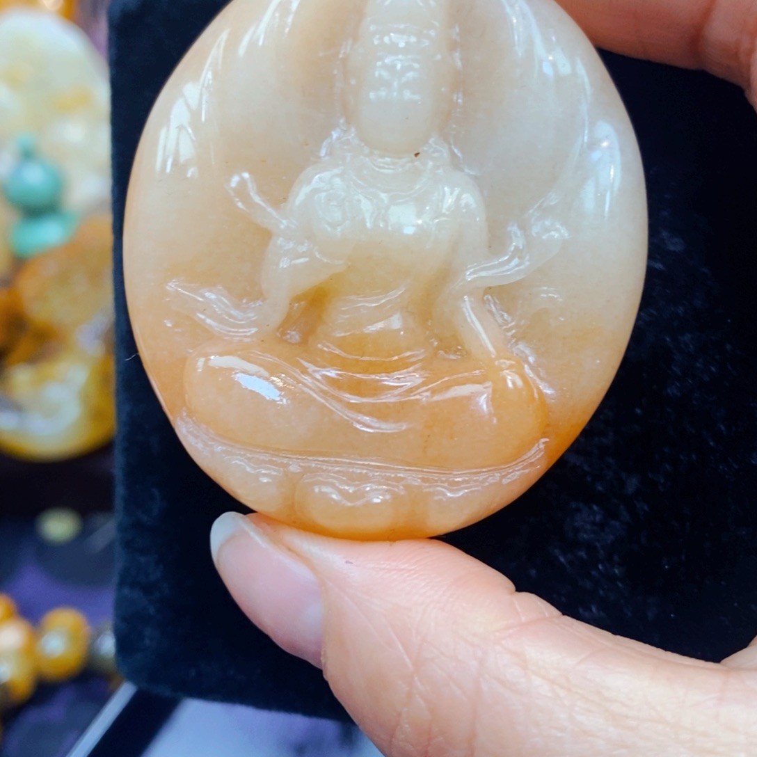 未镶嵌石英质玉（黄龙玉）颈饰