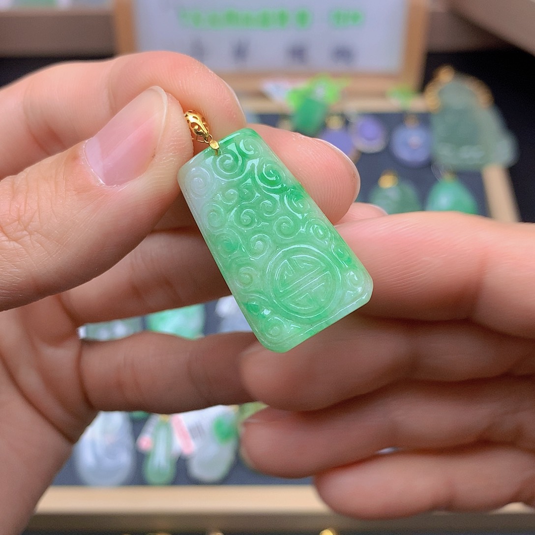 翡翠颈饰18K金镶嵌翡翠