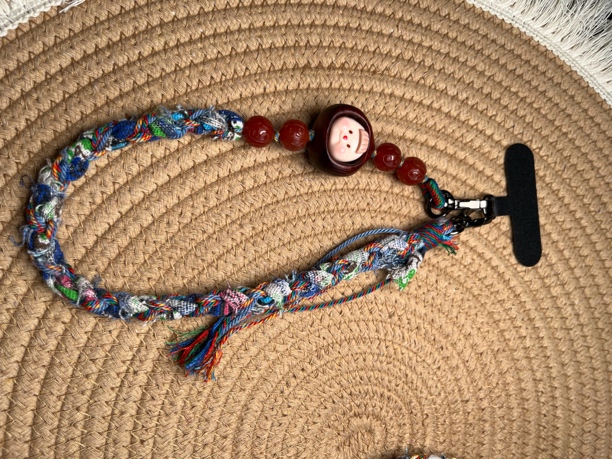 玛瑙编绳娃娃手机链