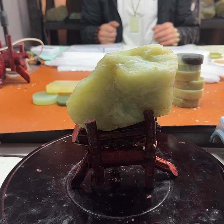 蛇纹石玉原石未镶嵌7