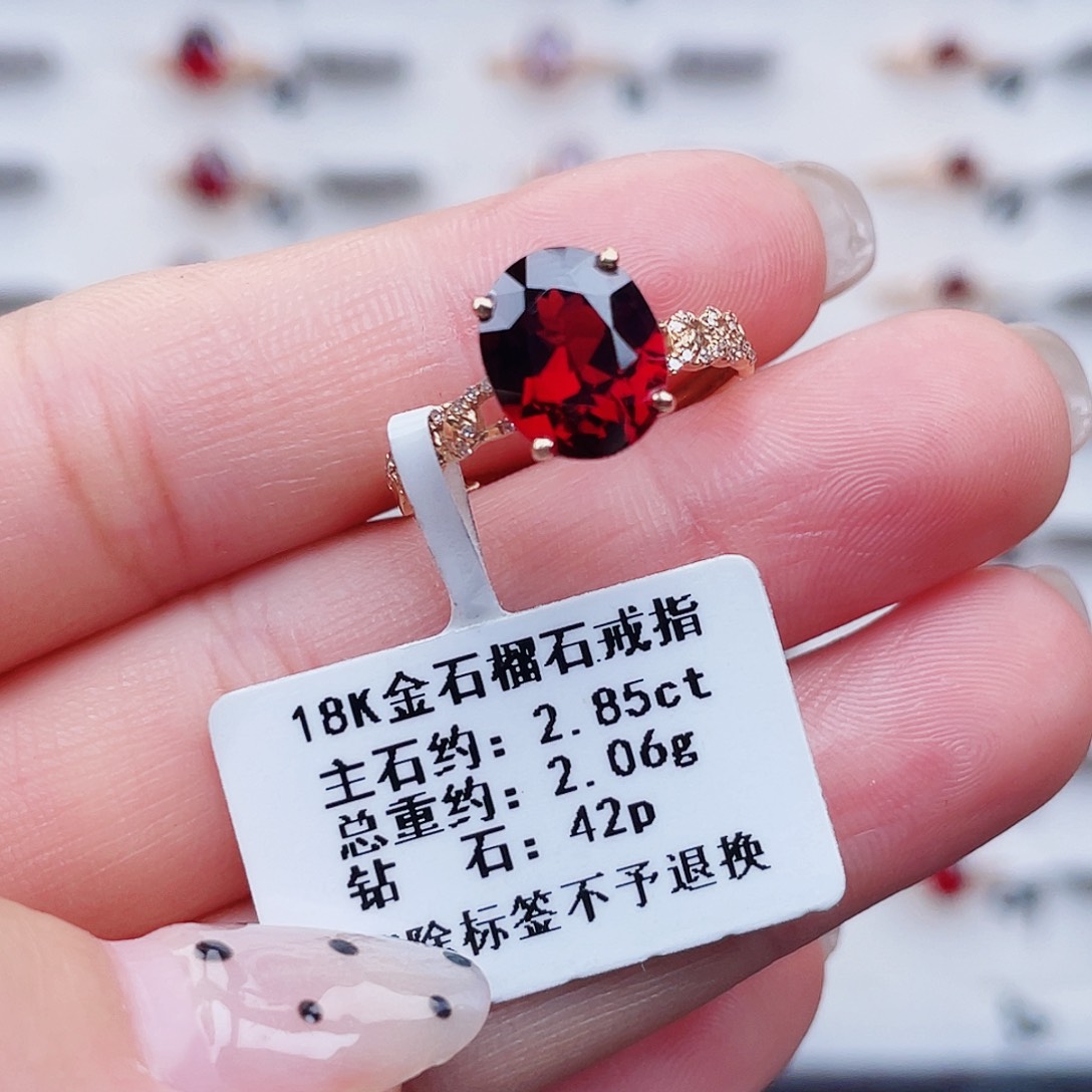 18K金镶嵌戒指石榴石