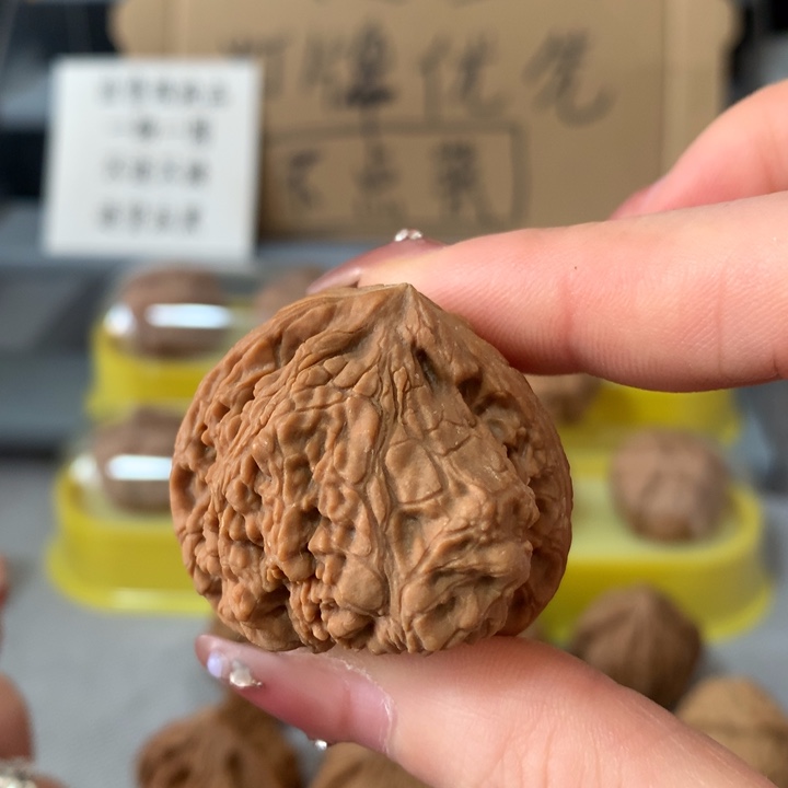 鸿***文玩核桃吊坠异形单只，有瑕疵