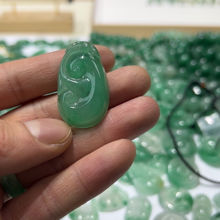 石英质玉颈饰合金