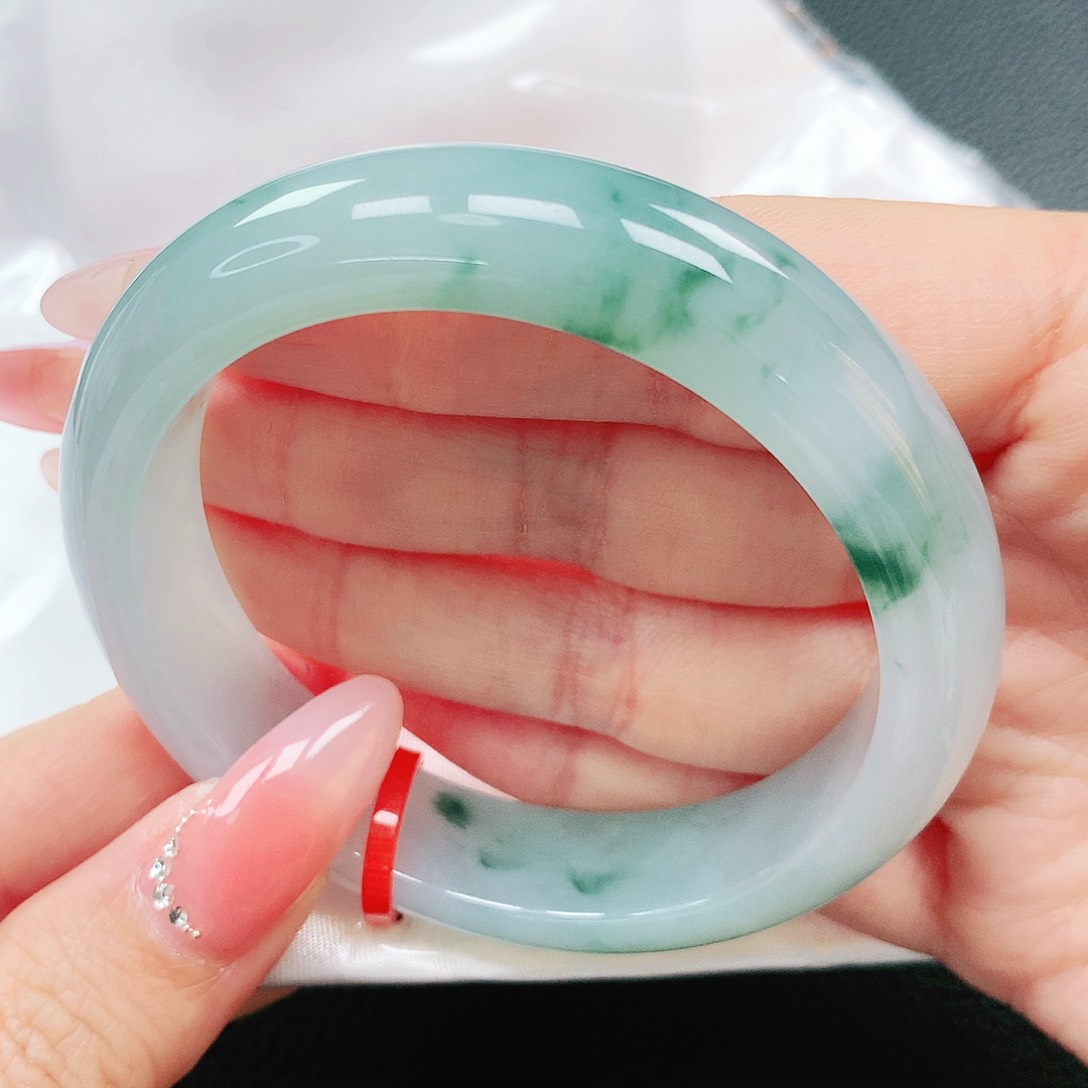 翡翠手镯未镶嵌55圈