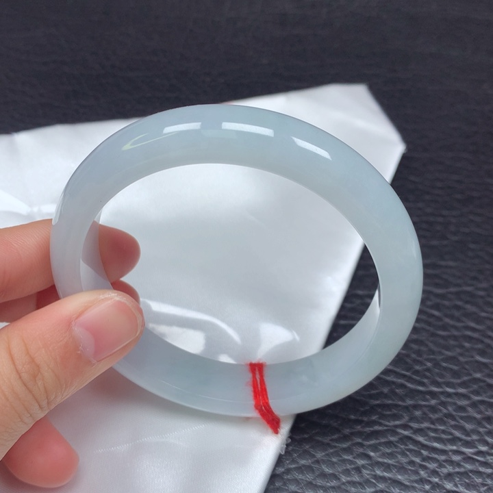 翡翠手镯未镶嵌。